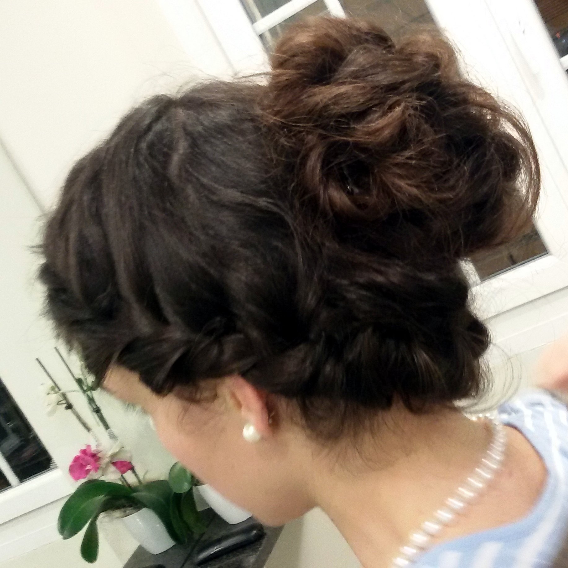 Acconciatura treccia laterale con chignon superiore