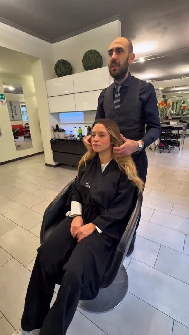 Condividiamo il biondo che facciamo a Jasmine tramite la colorazione verticale e la tecnica del Degradé.per chi è Bionda dentro questa potrebbe essere veramente una buona soluzione, perché comunque dopo tanti mesi tutto sommato l’effetto non è male.

Cosa ne pensate?
Facci sapere nei commenti..!

#parrucchiere
#parrucchieregenova 
#colore
#biondo
#consulenzaparrucchiere
#hairstylist
#blond