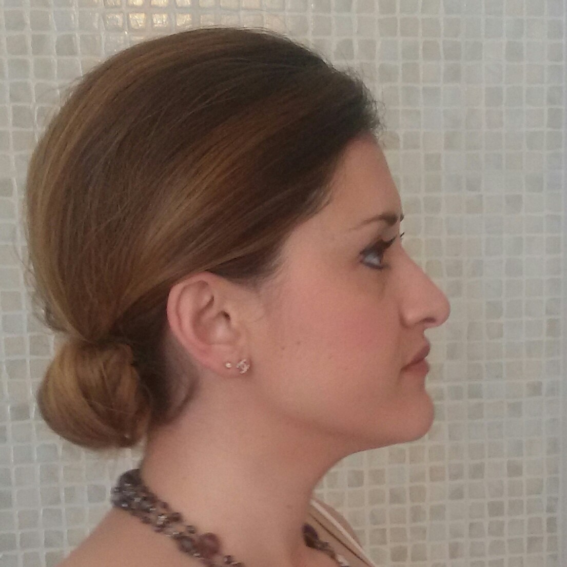 Acconciatura chignon basso leggermente laterale