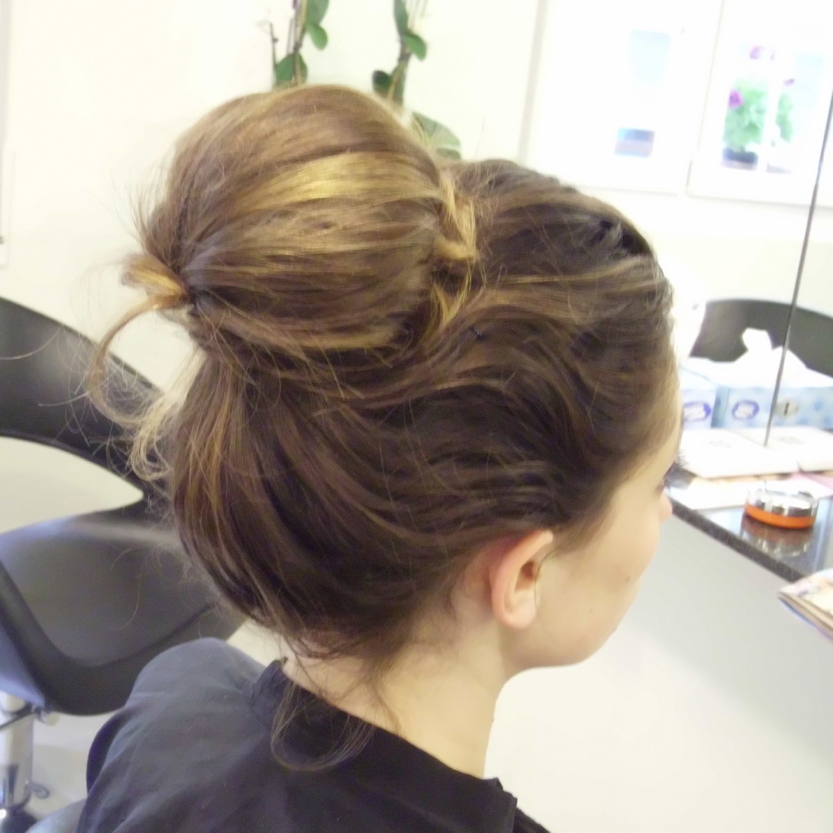 Acconciatura chignon superiore