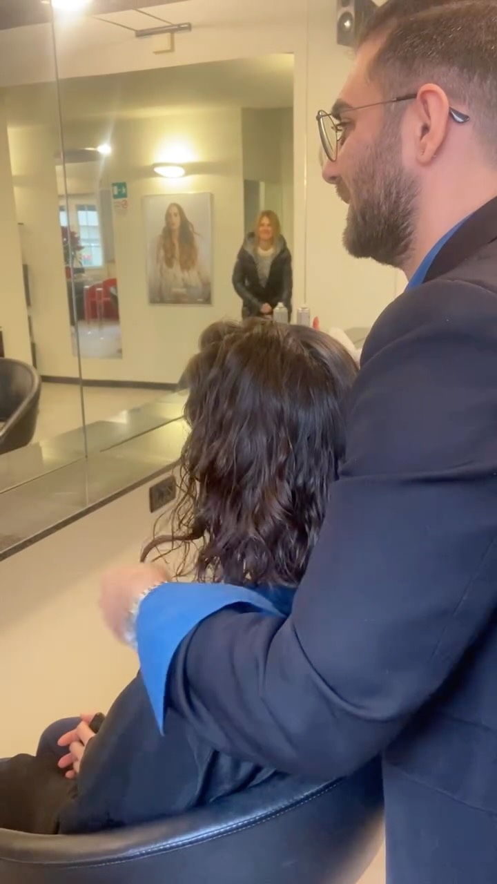 Non si fanno permanenti tutti i giorni, ma quando si fanno ci divertiamo..!

Vi piace il risultato??

#permanente
#curl
#parrucchiere
#genova
#parrucchieregenova