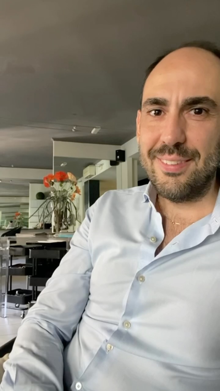 Hai tanti capelli bianchi ma non vuoi l’effetto “tinta”?

Abbiamo creato un nuovo servizio di colore verticale che va a mitigare i bianchi, integrandoli con il tuo colore naturale.

Il risultato è un colore più morbido, luminoso e naturale, senza un effetto coprente e invasivo.

È ideale se vuoi ridurre visivamente i capelli bianchi, mantenendo però un risultato molto naturale.

Se vuoi sapere se è adatto ai tuoi capelli, scrivici in DM.