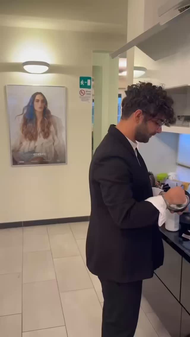 Quando la cliente ti dà tanto noi diamo tanto di più.. non dico nel nostro salone ma parlo in generale, si dovrebbe capire che a volte dire le stesse cose in maniera diversa ci si rende più democratici e si ottiene molto di più.. invece si parte subito male non ottenendo sicuramente dall’altra parte, comprensione e risultati migliori..

#cdc #parrucchieregenova #genova #parrucchiere #taglioverticale