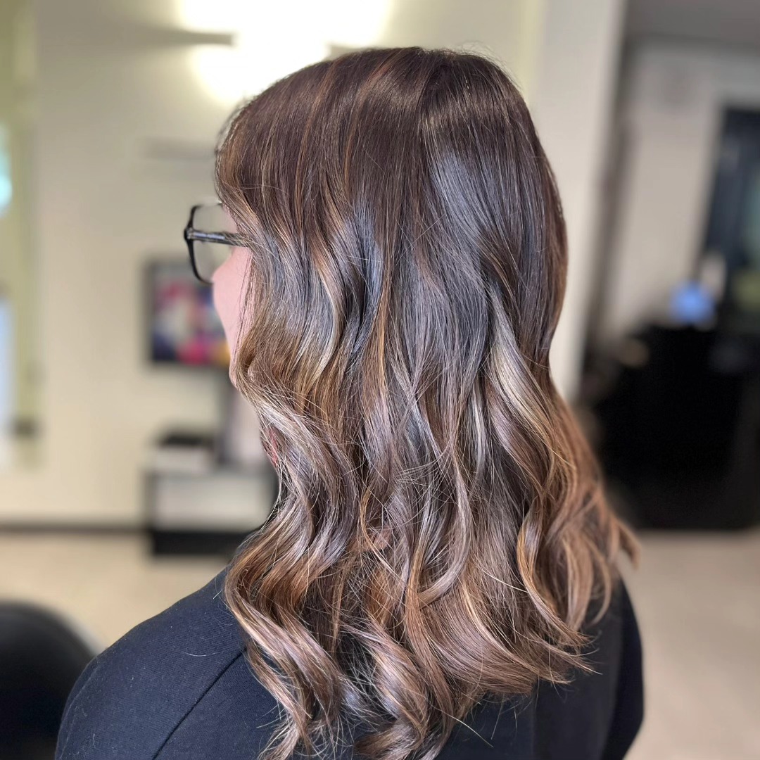 Sempre più..da bionda a castana!
Tendenza ormai indiscussa quella di tornare ed avvicinarsi alla propria natura,
con benefici enormi,  tra i quali capelli più sani e meni ricrescita.

Vuoi una consulenza su come migliorare la tua situazione.. scrivici

Genova,  Via alla porta degli archi 1/1 

#degradè 
#cdc
#sfumature 
#castano
#parrucchieregenova
#degradègenova