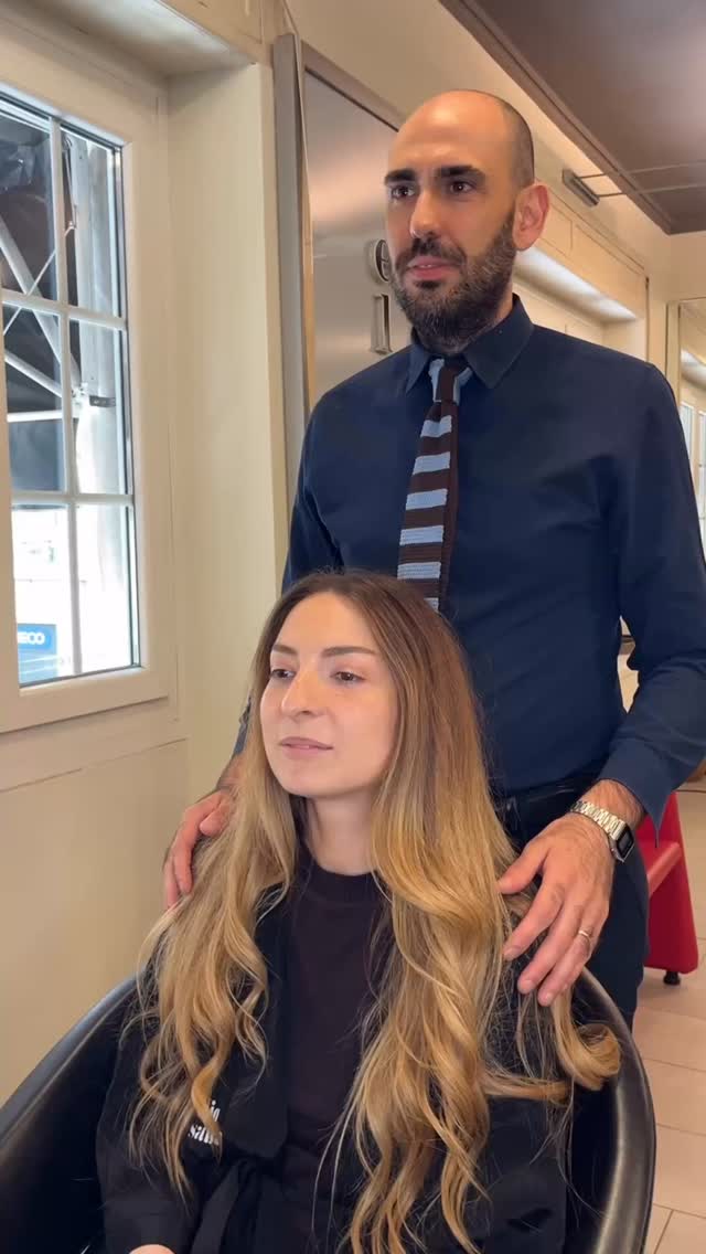 Condividiamo il lavoro che facciamo a Costanza da tanto tempo, prodotto soft per risultato morbido che nel tempo torna il naturale.

Ti piace?? Facci sapere nei commenti..!

#parrucchiere
#parrucchieregenova 
#colore
#castano
#consulenzaparrucchiere
#hairstylist
#backtonature